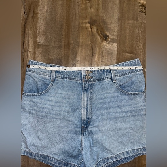 Levi’s Womens High Waisted Mom Shorts Light Wash Denim Blue Size 32 - Picture 5 of 10